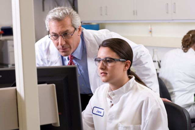 科学家在进行病毒灭活研究时查看电脑屏幕。