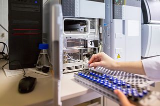 一名实验室科学家制备高效液相色谱质谱的上样样品